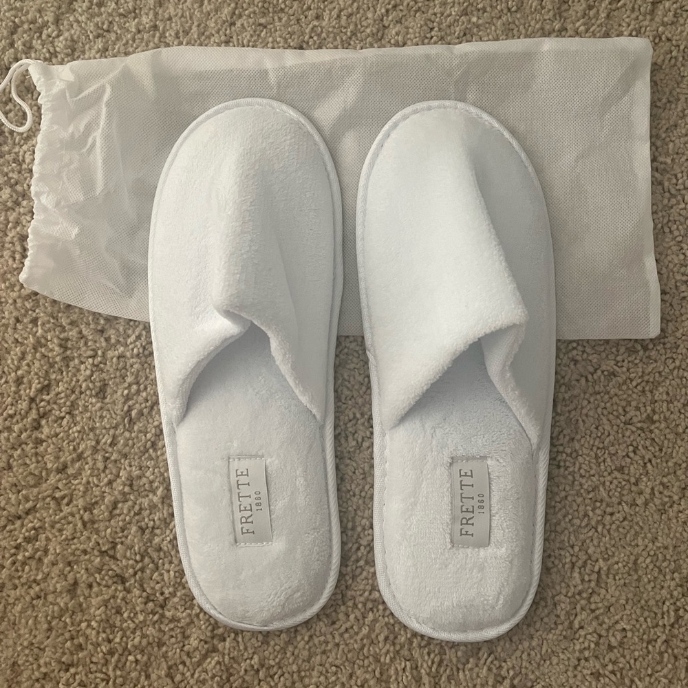 NEW Frette White Luxury Hotel
Spa Slippers - Unisex, one size fits most
